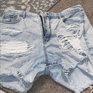 American Eagle Distressed mom short